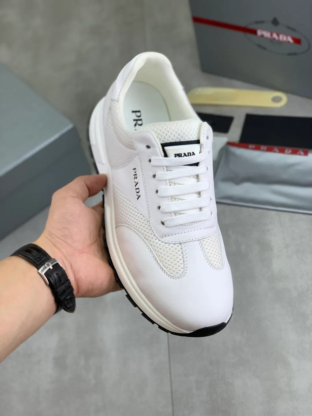 Men's Men's Shoes 💰P560 💰【New Style】 The latest model of high-quality PRADA classic men's shoes has been launched on the official website at a 1:1 replica, synchronized in Hong Kong and on the same catwalk; all made of calfskin➕imported cowhide lining, 🍡🍡original rubber outsole, non-slip and wear-resistant; comfortable on the feet, attractive style, fine workmanship, and simple and neat shoe lasts, highlighting a man's courage and toughness, 👍size 38 to 44 (45 can be customized) black White color🉑️choose